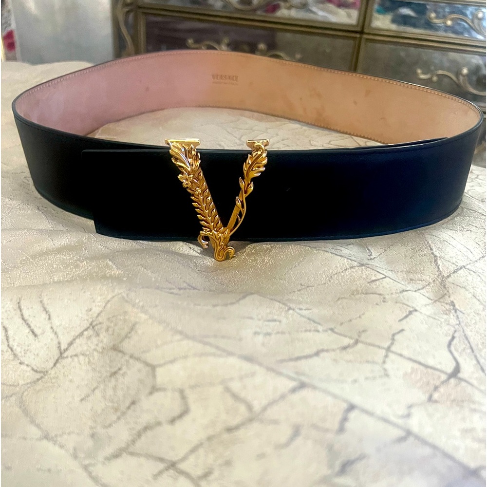 Versace belt like new never worn